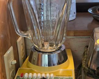 70's Hamilton Beach blender in Harvest Gold.  Very clean and works great!