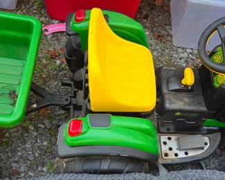 Kids John Deere tractor w/wagon