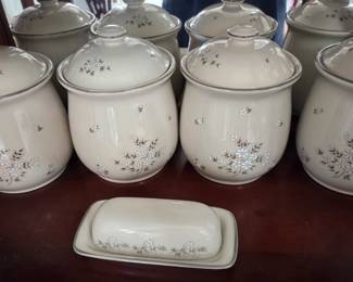There is a complete set of dishes to match