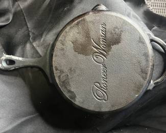 Pioneer woman cast iron skillet