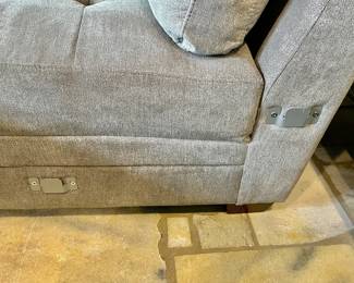 Thomasville Sectional Sofa Elegant, Tufted Seats have Extra Padding and are Incredibly Comfortable
Large Smooth Back Cushions with Extra Padding
Wide Track Arm at the Ideal Height
Beautifully Finished in 100% Polyester Fabric with Two Coordinating Pillows
Large Tufted, Lift-top Storage Ottoman