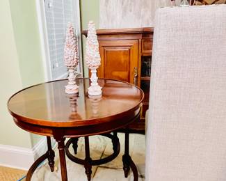 Set of 2 MCM Sherrill Occasional nesting tables.