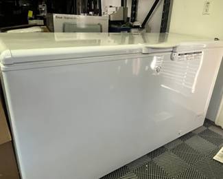 GE FCM22DLWW 22 cu.ft. Chest Freezer Garage Ready
FCM22DLWW
21.7 cu. ft. Capacity
Garage Ready- perform from 0°F to 110°F
Manual Defrost
Power Outage Promise
LED interior lighting
Audible temperature alarm
Power “On” light
ENERGY STAR®
WxHxD: 73.25" x 33.37" x 33"