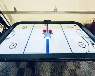 Air hockey table