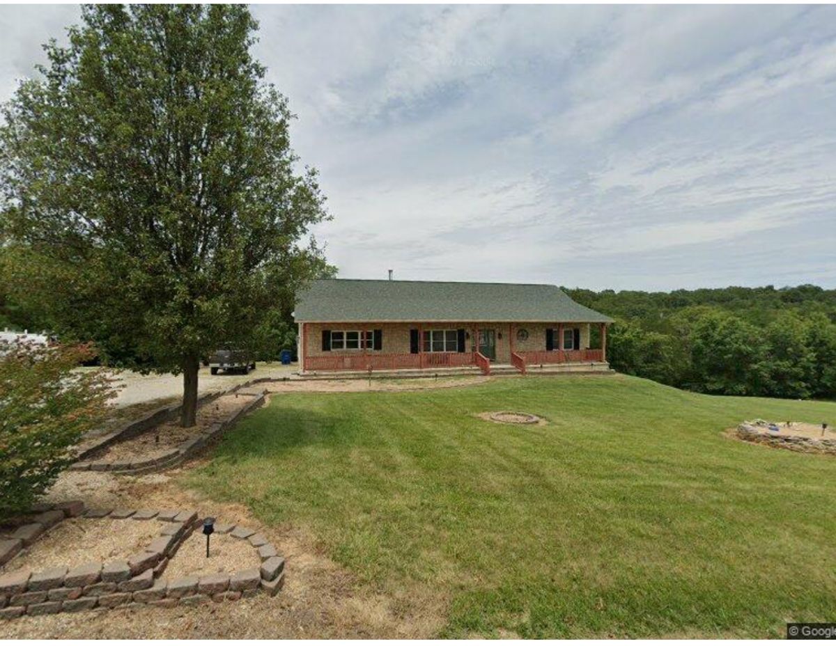 Large driveway with lots of parking. All merchandise on main level 