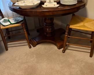 Round Pedestal Table with Leaf