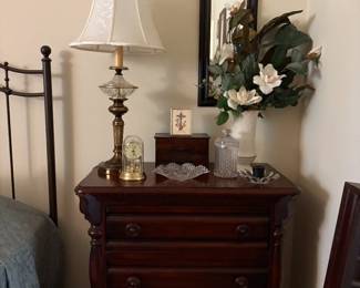 Bed Size Table, Lamp, Mirror, Decor
