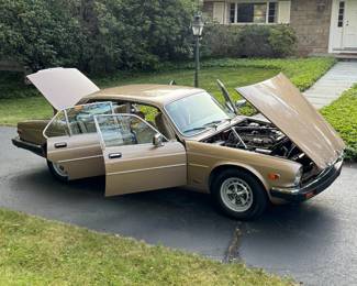 1985 JAGUAR XJ6 VANDEN PLAS | VIN# SAJAY1342FC392392
42,529 original miles, always garaged
Tan leather interior with gold exterior paint
4.2L straight six cylinder engine