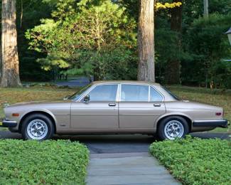 1985 JAGUAR XJ6 VANDEN PLAS | VIN# SAJAY1342FC392392
42,529 original miles, always garaged
Tan leather interior with gold exterior paint
4.2L straight six cylinder engine