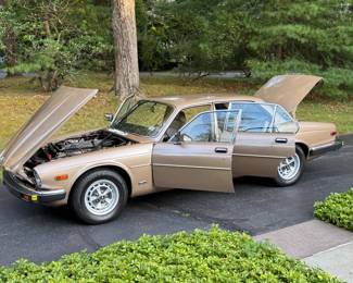 1985 JAGUAR XJ6 VANDEN PLAS | VIN# SAJAY1342FC392392
42,529 original miles, always garaged
Tan leather interior with gold exterior paint
4.2L straight six cylinder engine