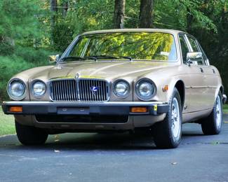 1985 JAGUAR XJ6 VANDEN PLAS | VIN# SAJAY1342FC392392
42,529 original miles, always garaged
Tan leather interior with gold exterior paint
4.2L straight six cylinder engine