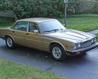 1985 JAGUAR XJ6 VANDEN PLAS | VIN# SAJAY1342FC392392
42,529 original miles, always garaged
Tan leather interior with gold exterior paint
4.2L straight six cylinder engine