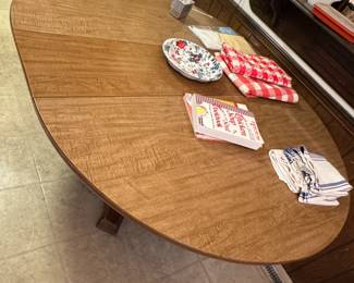 Vintage 1968 table with 2 leaves (one shown inserted in the table)