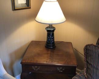 Henredon side table 26”x26”x24” H, lamp
