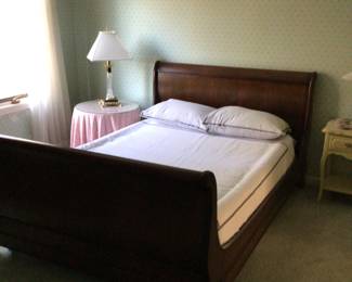 Full sleigh bed