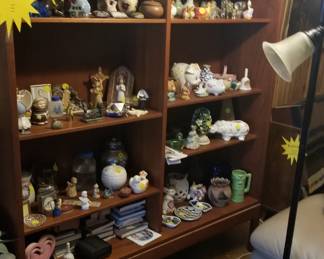 Lots of vintage knickknacks 
