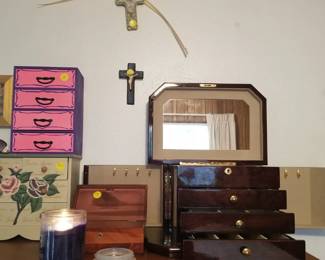 Burlwood jewelry case with lock