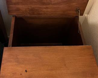 Sprague & Carleton End Table w Hidden Storage 