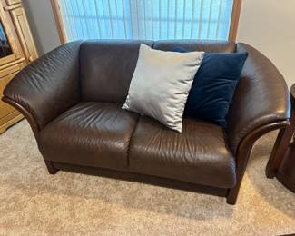 Ekornes Stressless Leather Loveseat in Excellent Condition - made in Norway