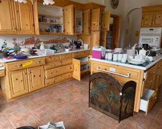 Lots of kitchen items still here...