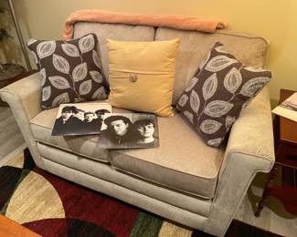 Loveseat, Decorative Pillows