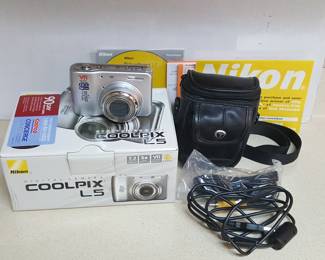 Nikon Coolpix L5 Digital Camera (with box and accessories)