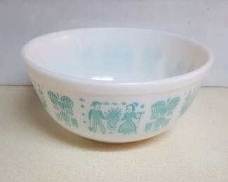 Vintage Pyrex Mixing Bowl – “Butterprint” Pattern – 2½ Quart (also known as “Amish” or “Farm Scene”)
