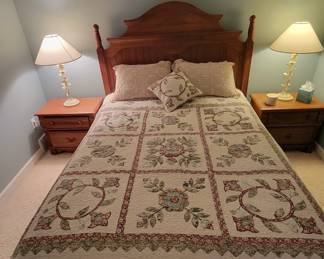 Beautiful Queen Bed Set. No Stains And Like Brand New Condition