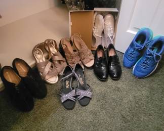 Lady's Shoes Size 7 To 7.5  Name Brands In Like New Condition 