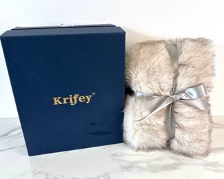 Lot 8126 Krifey Luxury Cozy Plush Faux Fur Blanket