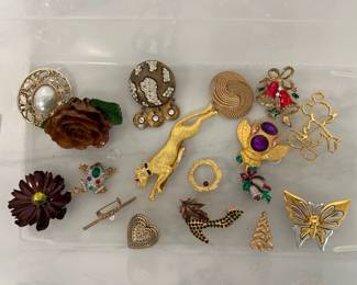 Lot 8105 Vintage Brooches Pins