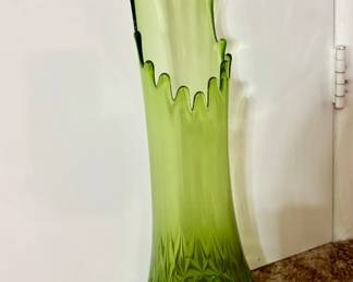 Avocado diamond butt swung glass vase 
