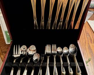 Pfaltzgraff gold detailed silverware set 
