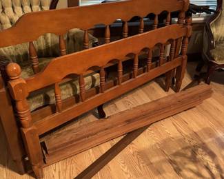 Vintage spindle bed - full size