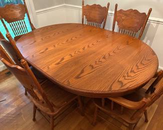Oak table with 6 chairs in great condition.