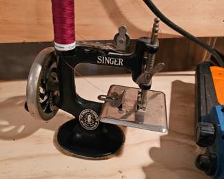 Vintage Singer Sewhandy Child's Sewing Machine