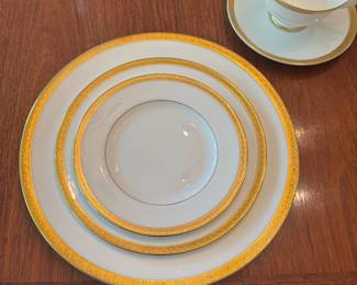 Royal Doulton "Royal Gold" 5 piece place setting set includes:  10 dinner plates, 11 salad plates, 8 dessert plates, 12 saucers and 9 cups