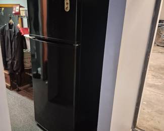 Refrigerator with top freezer