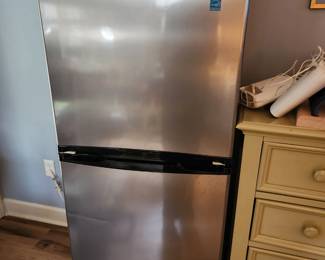 Avanti Refrigerator with Freezer compartment