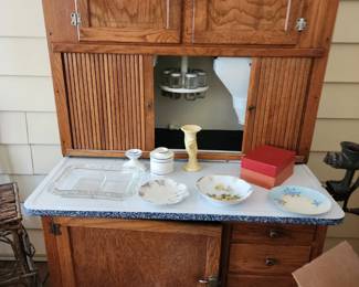 Antique Hoosier Cabinet, complete with Flour Bins and Spice Rack in Excellent Condition !