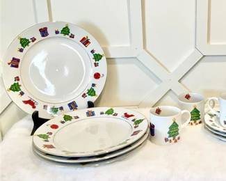 269 - 12 Piece Porcelain Dinnerware Set