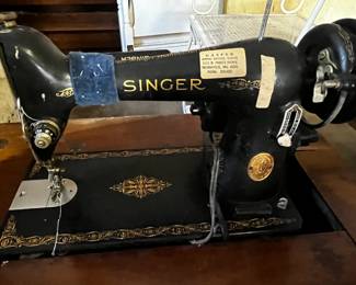 #193	singer old sewing machine asis in case 	 $25.00 			
