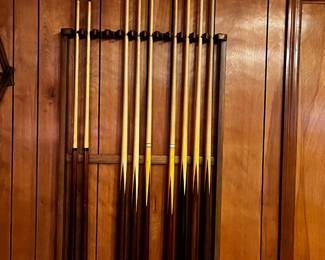 #75	Gandy Pool Table w/10 pool Cues and Cover - 91x46 Playing area - You Move (slate) Heavy	 $400.00 			
