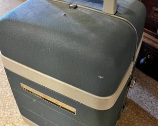 #204	belling howl projectors 	 $25.00 			

