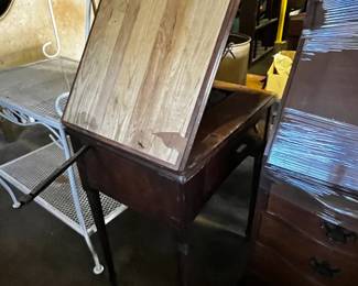 #193	singer old sewing machine asis in case 	 $25.00 #192	white bakers rack with 4 shelves 30x21x72	 $75.00 			
			
