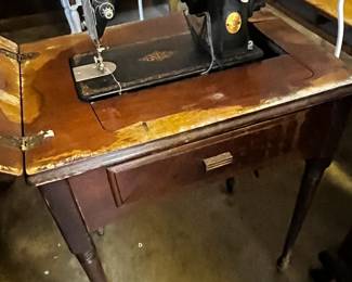 #193	singer old sewing machine asis in case 	 $25.00 			
