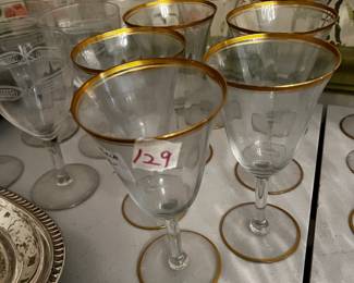 #129	White Wine Glass  w/thin gold trim - 7 pc 	 $30.00 			
