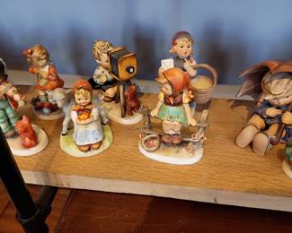 A herd of Hummels