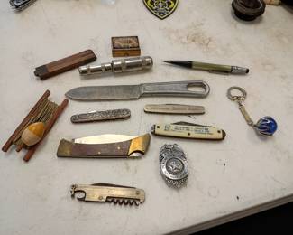 Pocketknives badges and more