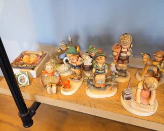 A herd of Hummels